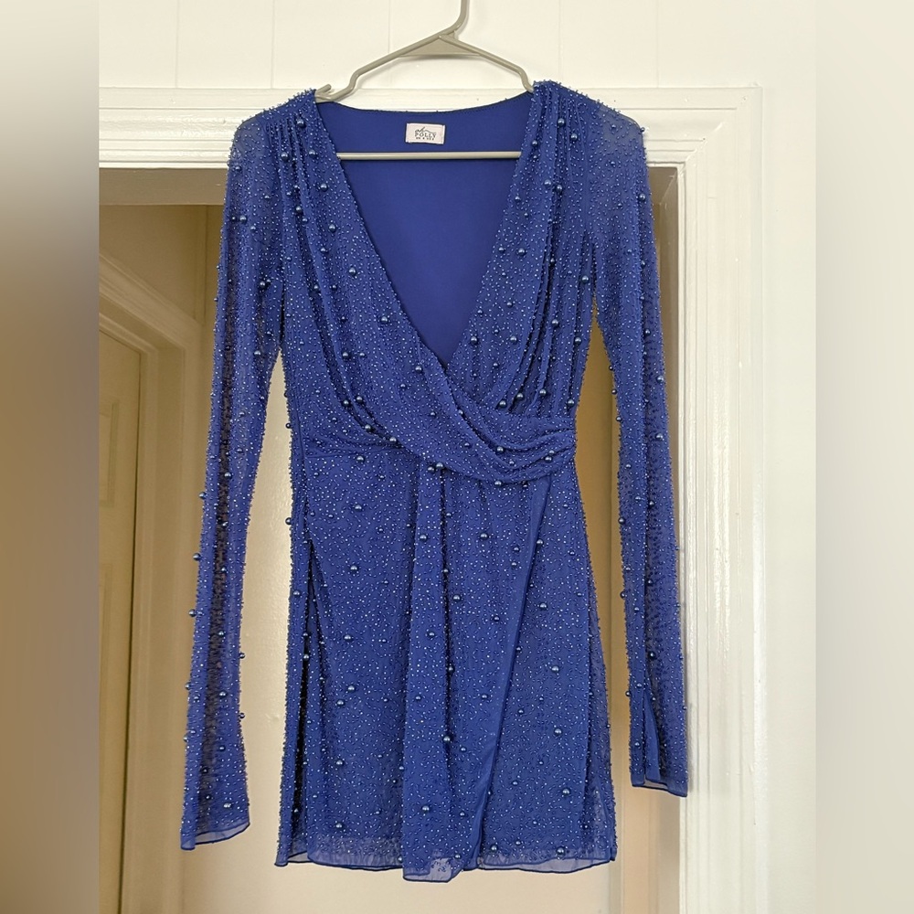 Oh Polly dress, fits like a glove and actually has a body suit built into it! 💙